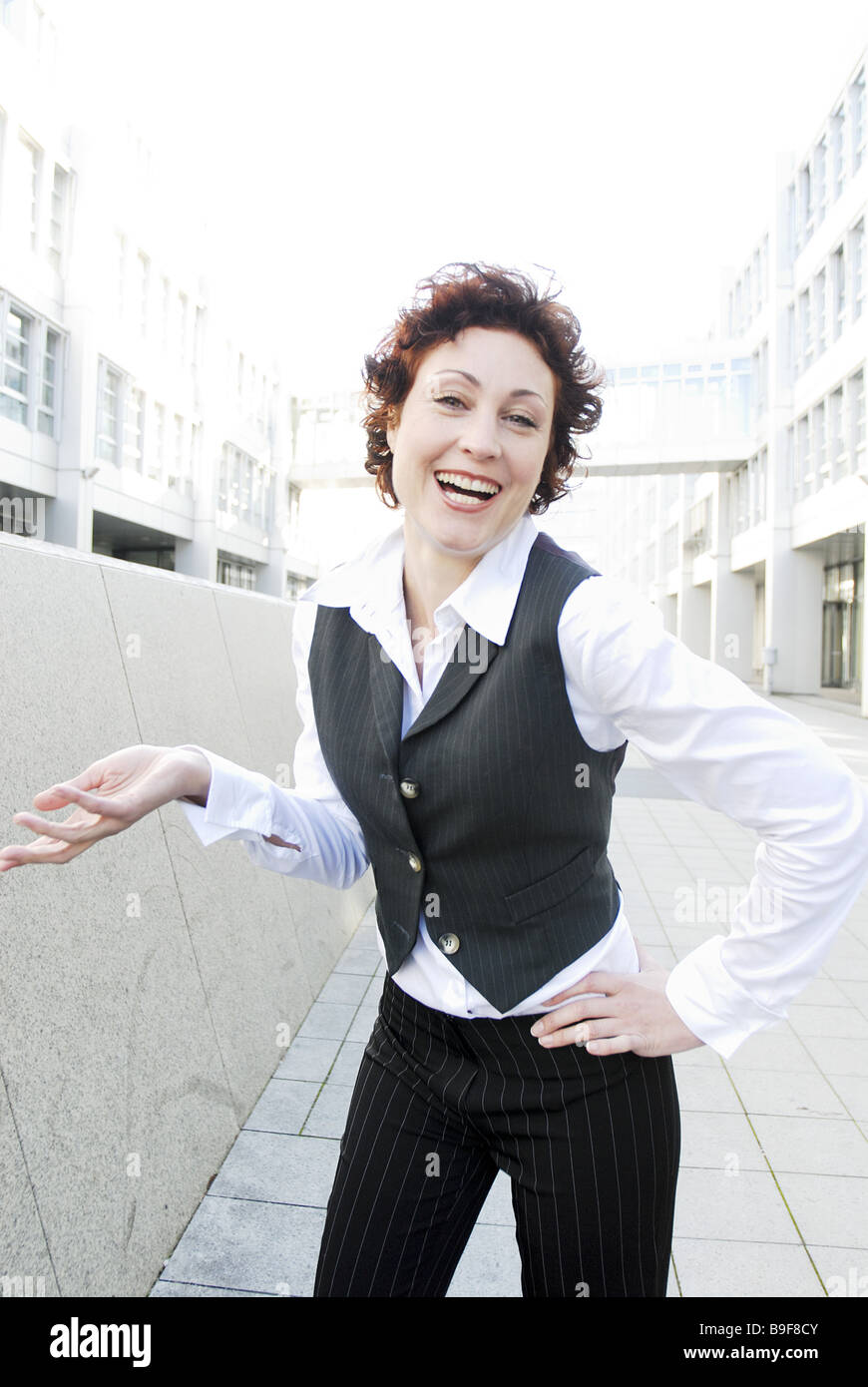 Mujer alegre gesto edificios fuera de 30-40 años 35-45 años arquitectura fuera blusa morena ropa de oficina Fotografía de stock - Alamy Mujer alegre gesto edificios fuera de 30-40 años 35-45 años arquitectura fuera blusa morena ropa de oficina Fotografía de stock - Alamy