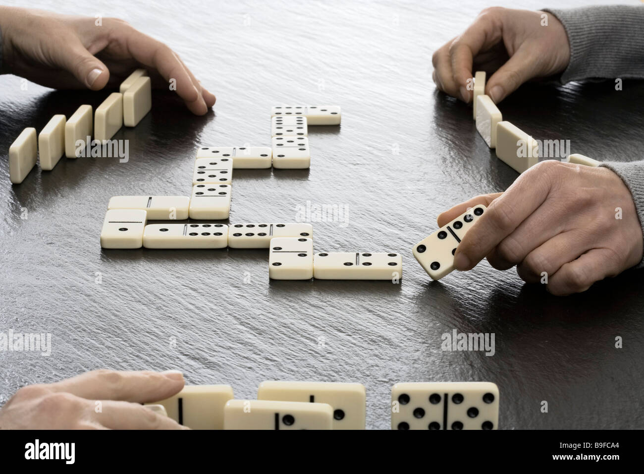 Close-up de dos personas jugando dominó Fotografía de stock - Alamy