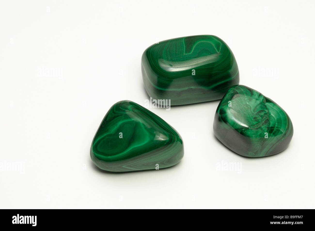 Malaquita, tres piedras pulidas, studio picture Foto de stock