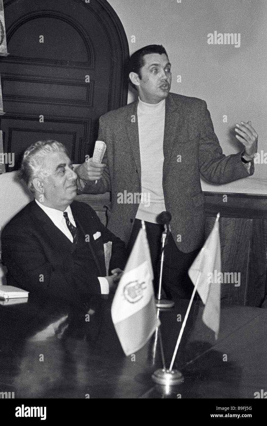 El poeta Robert Rozhdestvensky recitando sus poemas Foto de stock