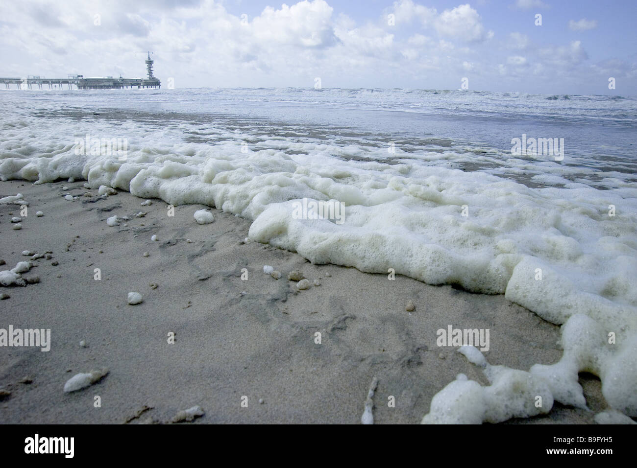 Holanda Holanda Scheveningen beach surf agua símbolo de espuma de la contaminación de las aguas del Mar del Norte North Lake* Costa Mar del Norte*-playa, el lago Foto de stock