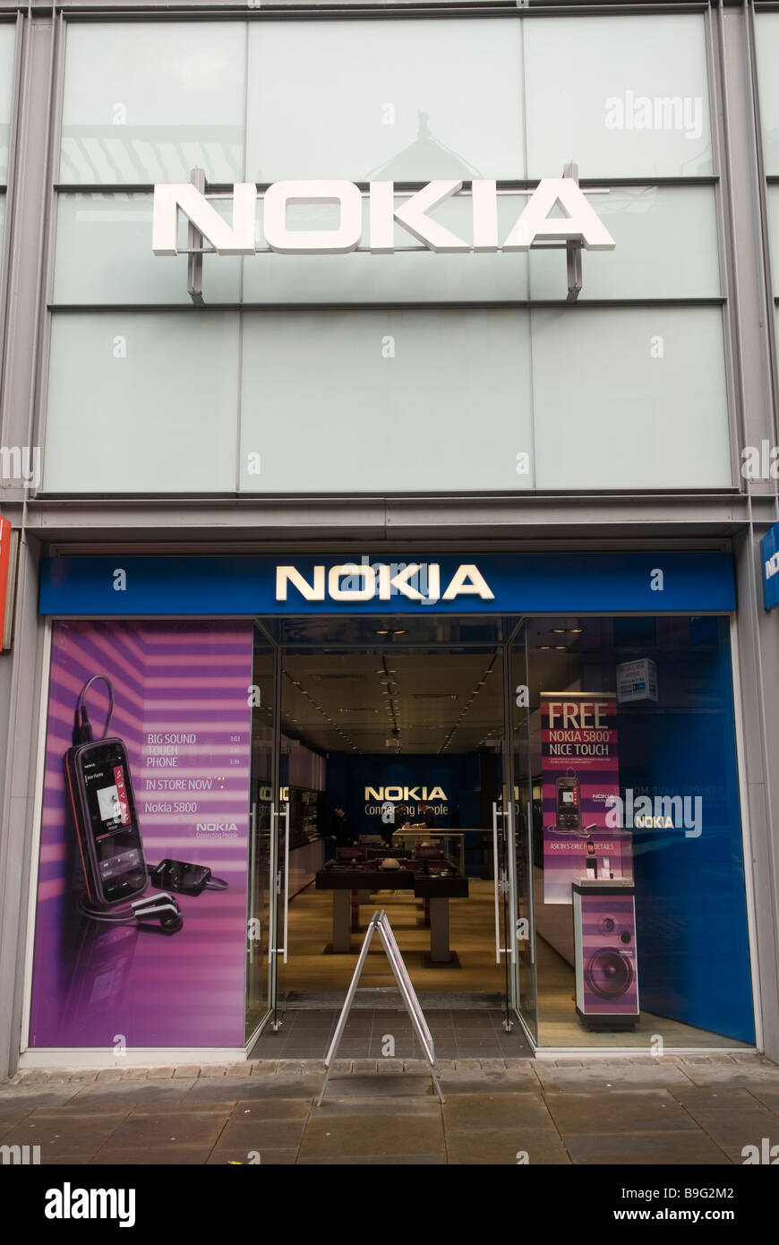 Teléfono móvil Nokia tienda en la calle del mercado del centro de la ciudad de Manchester UK Foto de stock