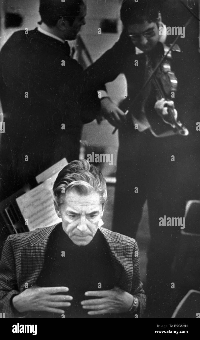 Director austríaco Herbert von Karajan en un ensayo Fotografía de stock Alamy