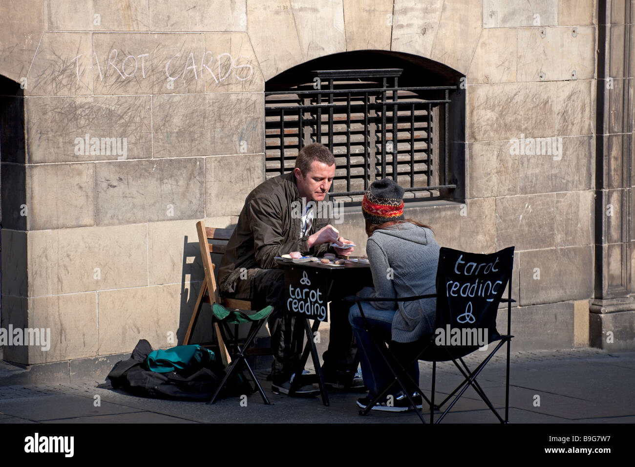 Lector de tarjetas del Tarot, Royal Mile, High Street, Edimburgo, Escocia Foto de stock