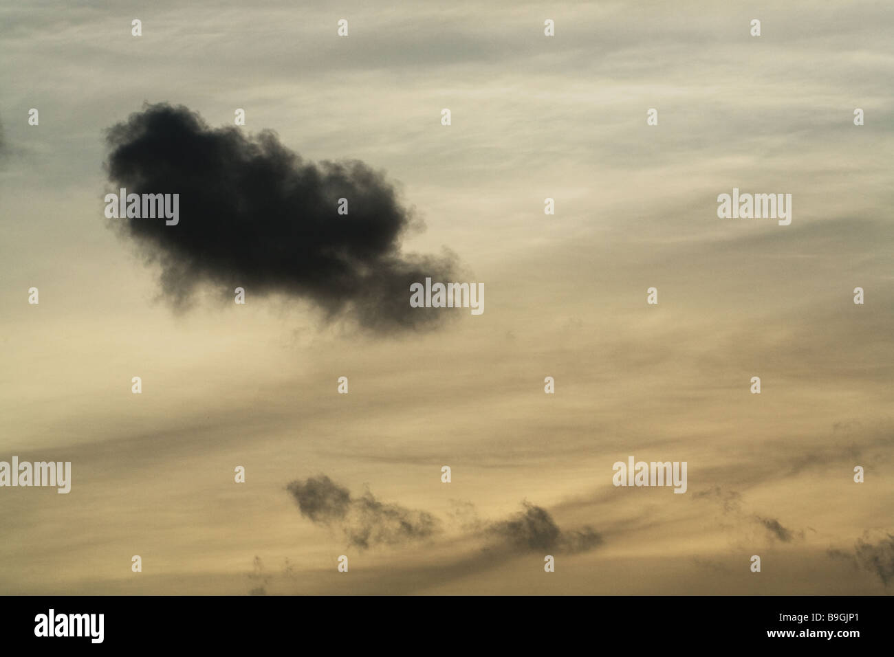 Una nube negra en un cielo soleado, como un paso preocuparse Fotografía