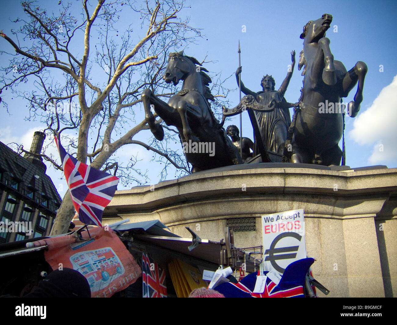 La carroza de Boadicea en el puente de Westminster en Londres, Inglaterra Foto de stock
