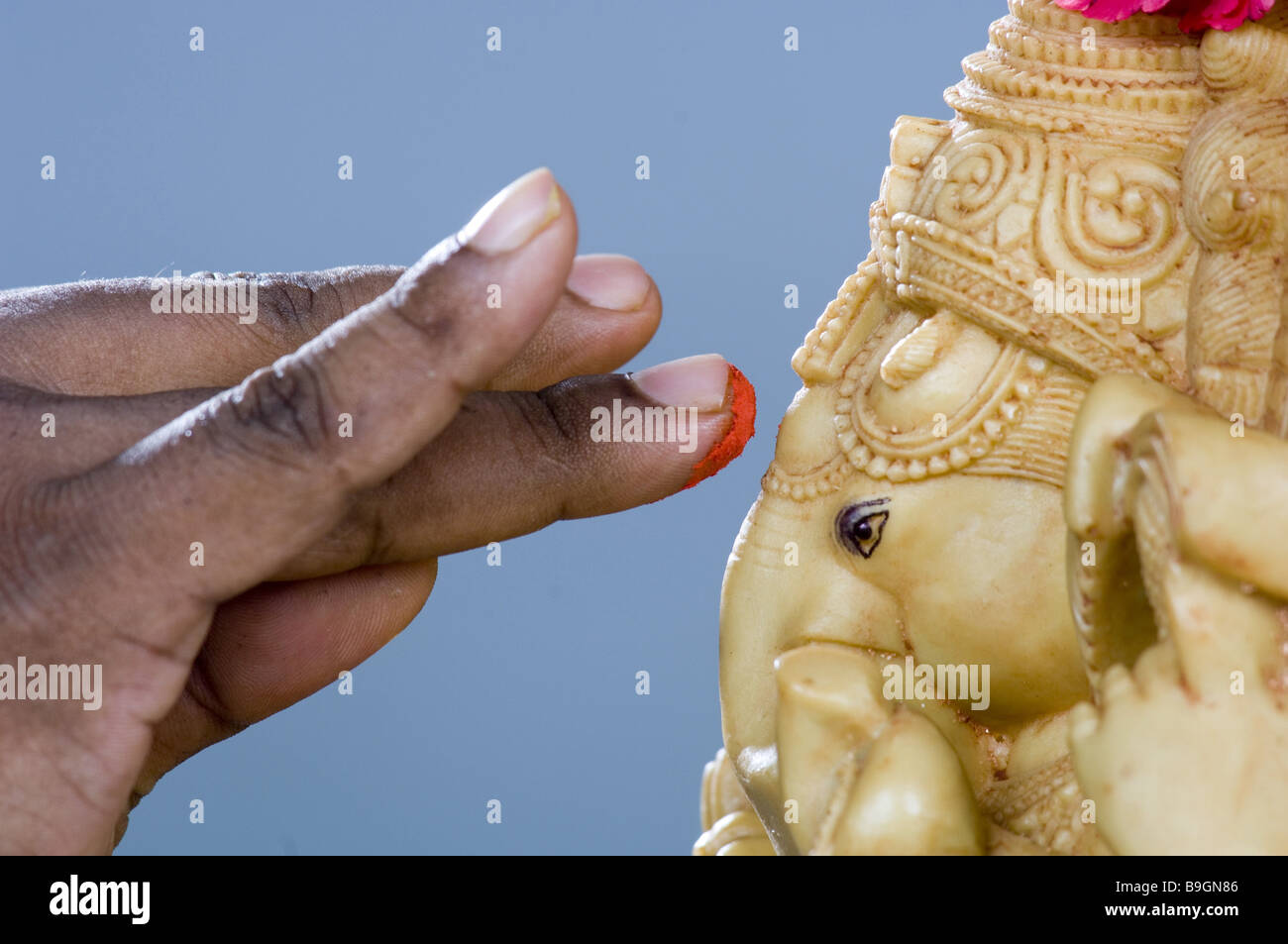 Estatua de la India Ganesha dedos de mano hacia los lados Kumkumam  Alankaram creencia religión hinduismo la bendición de Dios el color de  punto de color rojo Fotografía de stock - Alamy