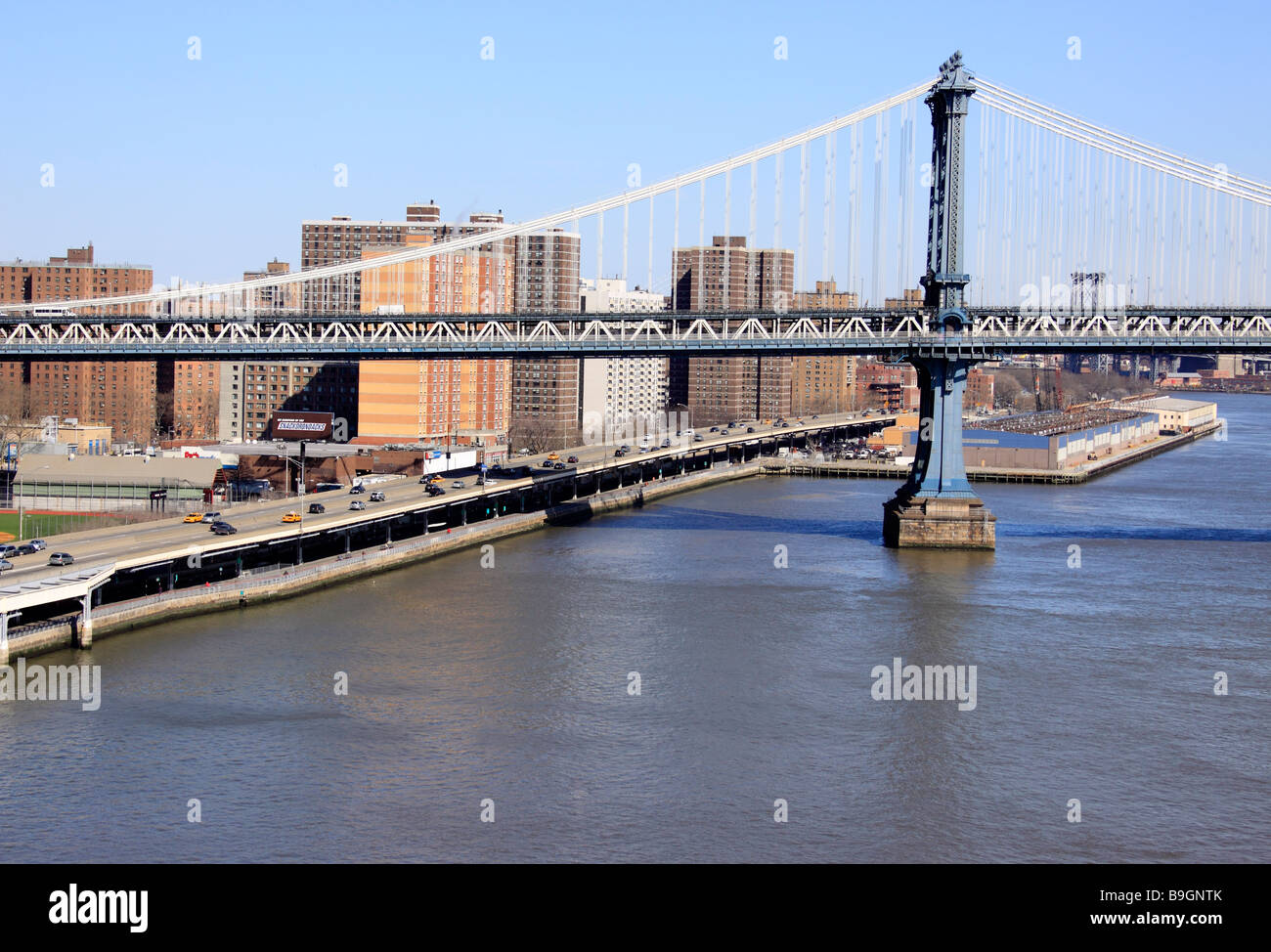 El Manhattan Bridge, el East River y Franklin Delano Roosevelt (FDR) visto desde el puente de Brooklyn, Nueva York, EE.UU. Foto de stock