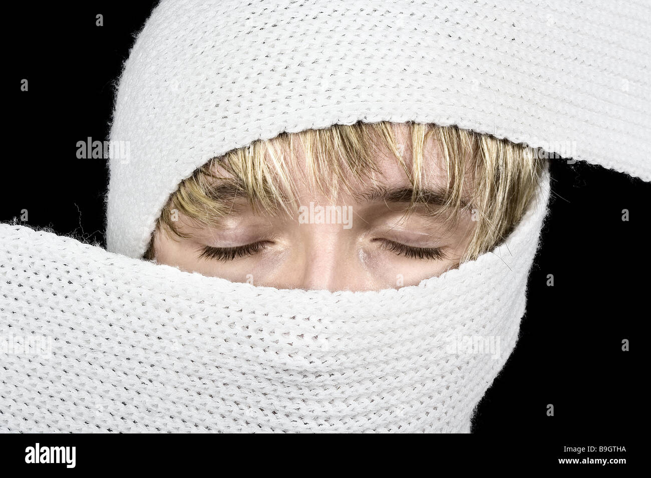 El hombre joven rostro cuerda-bufanda umwinkeln portrait series personas  adolescente cabeza bufanda bufanda de lana enrollado enrollado escondiendo  estudio Fotografía de stock - Alamy