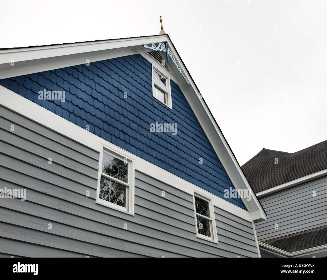 Lado de detalles arquitectónicos de la casa de pico azul gris fachadas  ventanas ornamentadas Fotografía de stock - Alamy