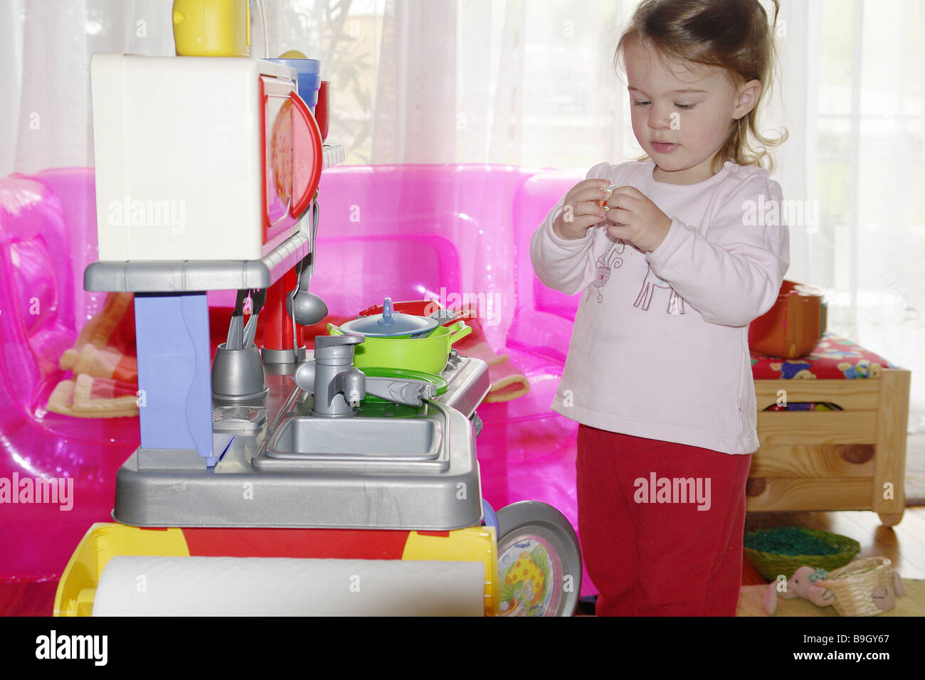Cocina de muñecas fotografías e imágenes de alta resolución - Alamy