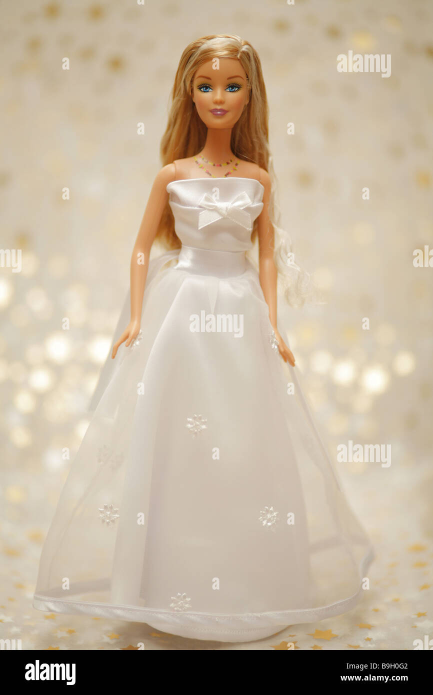Muñeca Barbie en vestidos de boda Fotografía de stock - Alamy