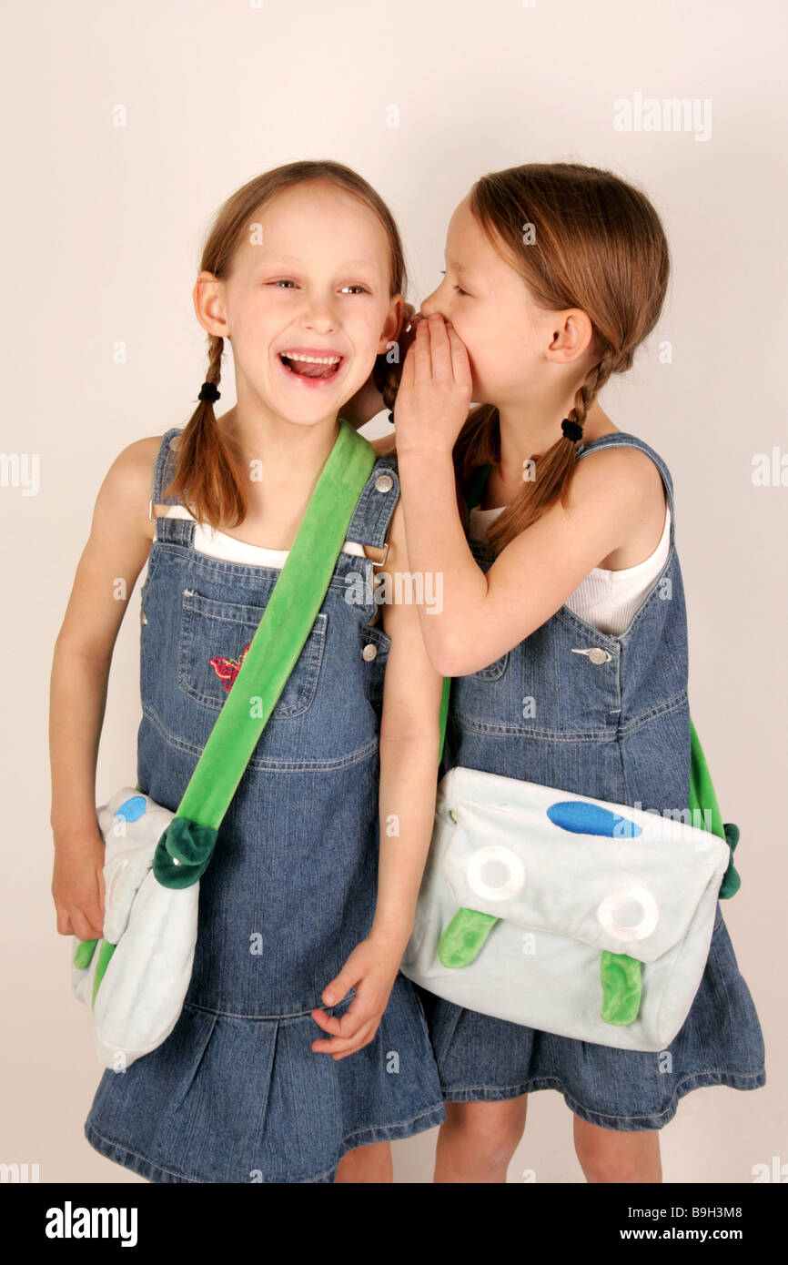 Chica gemelos bolso detalle alegremente whisper series personas niños 6-10  años hermanos hermanas hermanas gemelas colegiala Fotografía de stock -  Alamy