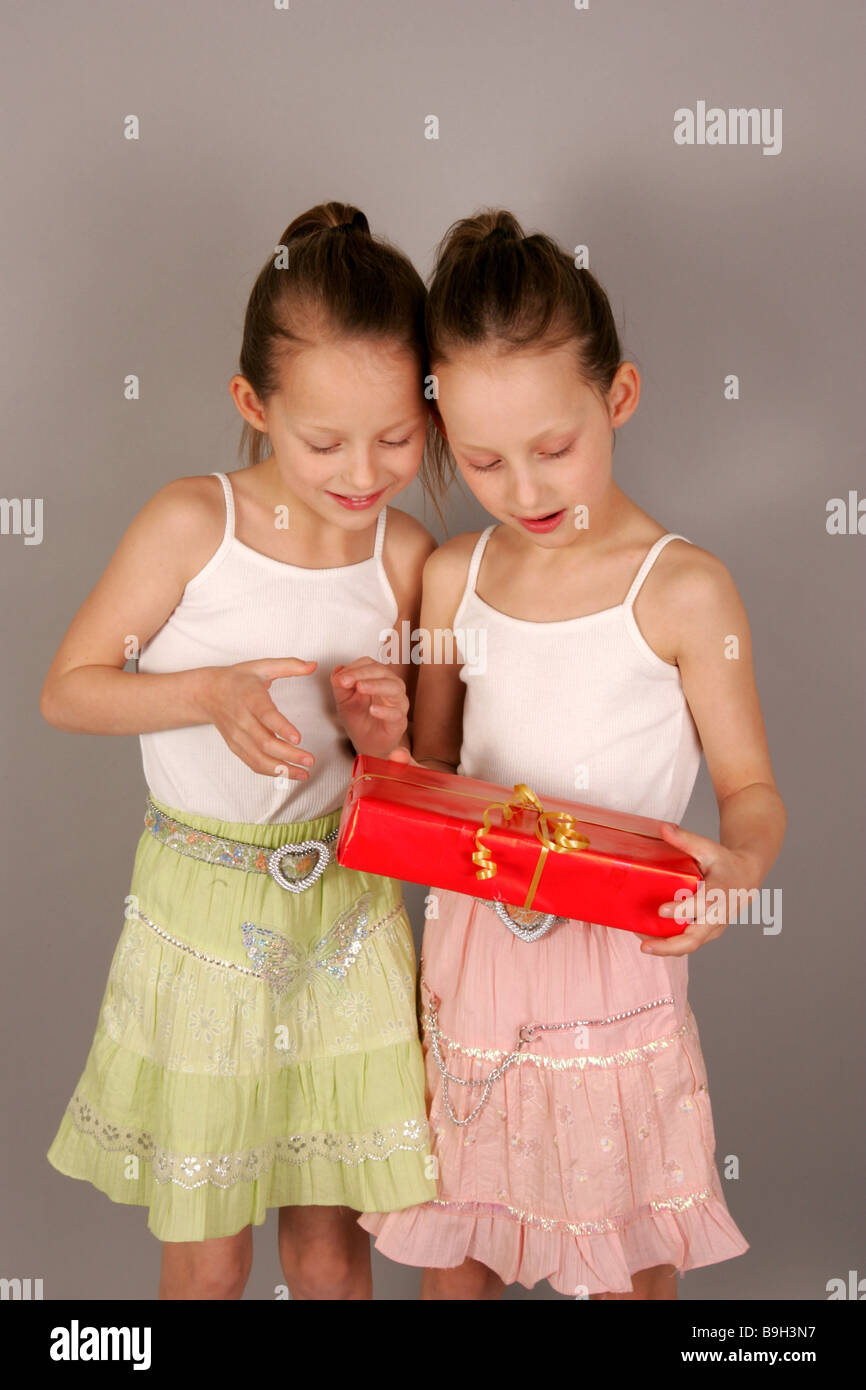 Chica gemelos regalo detalle desembalaje series personas niños 6