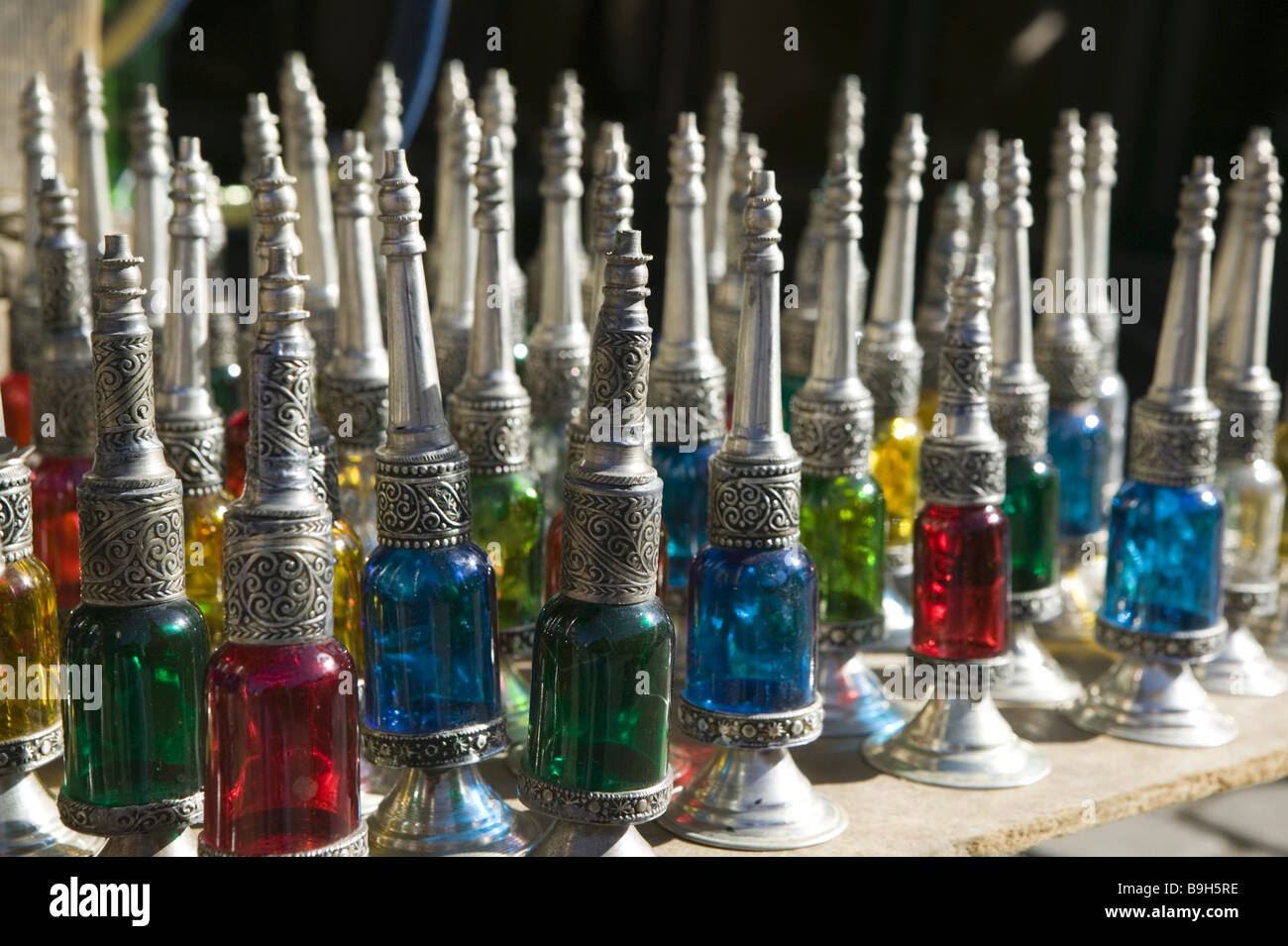 Marruecos Marrakech Zoco frascos de perfume de venta detalle África  North-Africa vista ciudad de destino el comercio en el mercado de  minoristas de la economía Fotografía de stock - Alamy