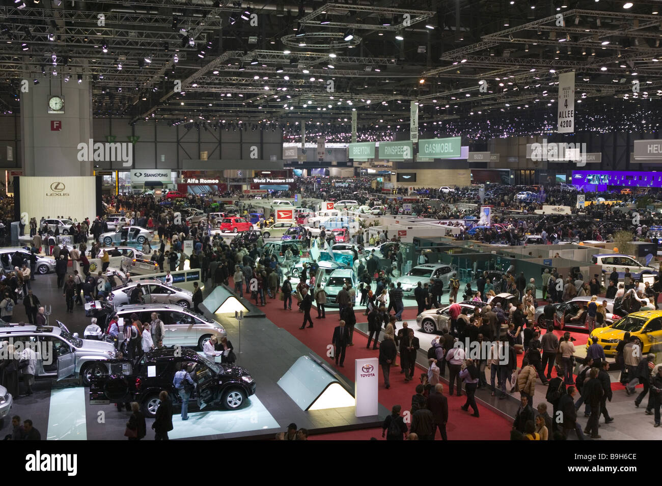 Suiza Ginebra ginebrina modelos auto-salón-hall de 2005 muestran a los visitantes las personas coches propiedad no suelte ninguna liberación justo en el recinto Foto de stock