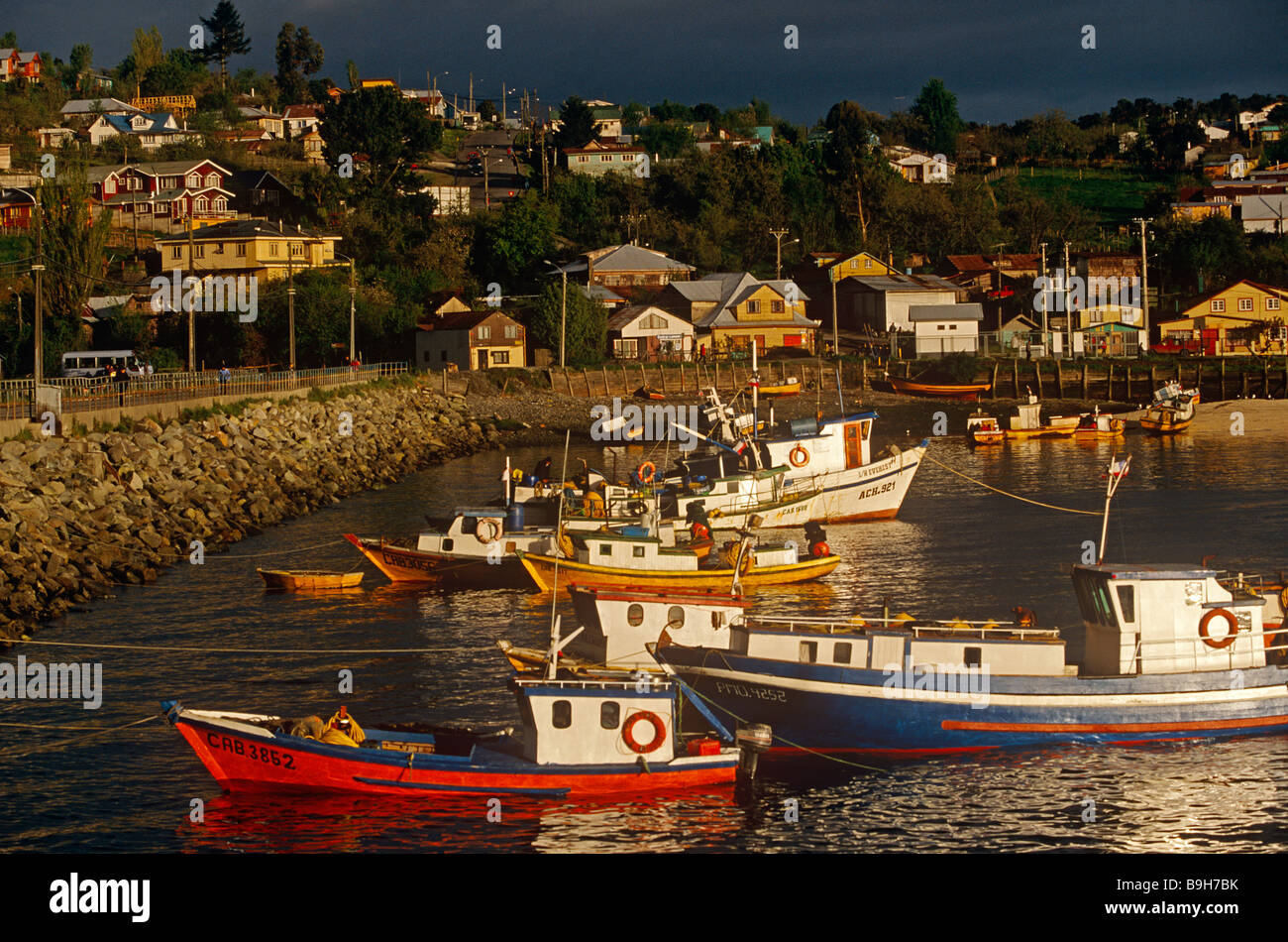 Chile, Puerto Montt, Calbuco. Los barcos de pesca en el puerto de Calbuco,  Puerto Montt, en la X Región, sur de Chile Fotografía de stock - Alamy