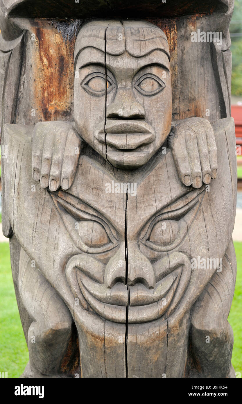 Tótem de los indios Cowichan, close-up, Duncan, Isla de Vancouver, Canadá, Norteamérica Foto de stock