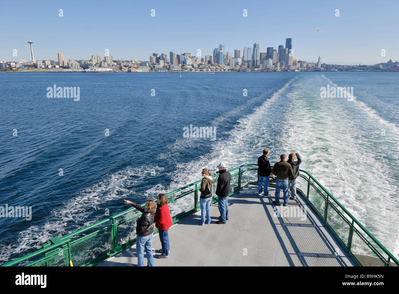 Los turistas en el ferry desde Seattle a Bainbridge Island, en la parte de atrás el horizonte de Seattle, Washington, EE.UU. Foto de stock