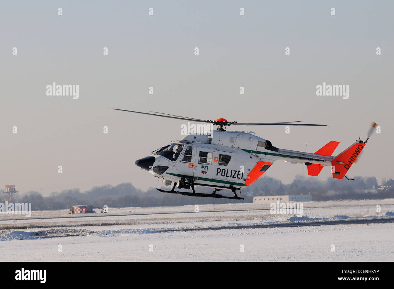 North Rhine-Westphalian helicóptero de la policía en el aeropuerto de Düsseldorf, Alemania, Europa Foto de stock