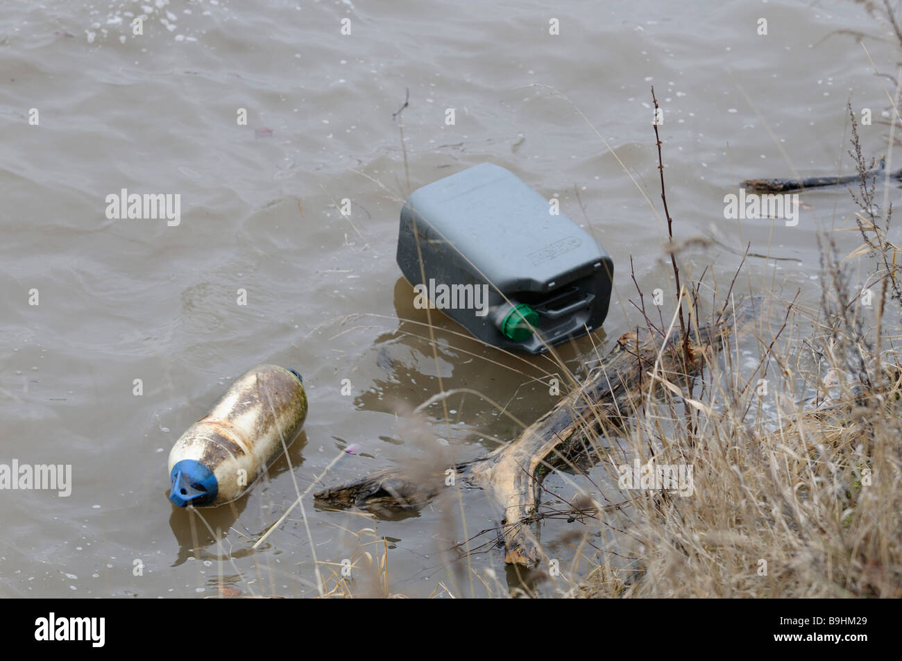 Río inundado con el pecio, a lo largo de la orilla, la contaminación del medio ambiente Foto de stock