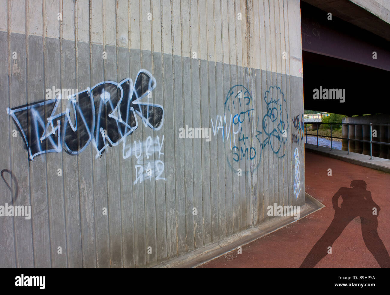 El graffiti urbano con sombras de gris dama Foto de stock