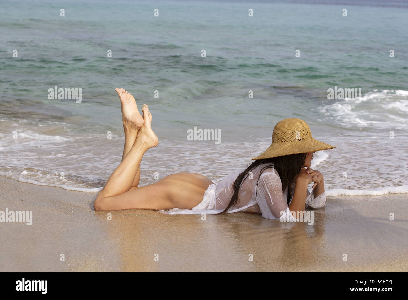 Mujer desnuda jóvenes visten sombrero mojado transparente lago playa que se  encuentra a 20-30 años durmió refrigeración belleza transparente surf  relajarse Fotografía de stock - Alamy
