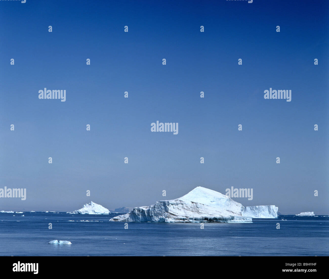 Berg, témpanos de hielo flotando en el mar polar Antártica Foto de stock