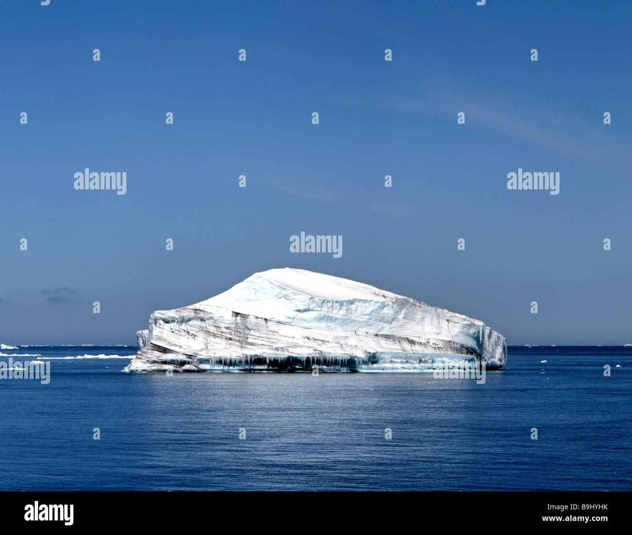 Iceberg flotando en el mar polar Antártica Foto de stock