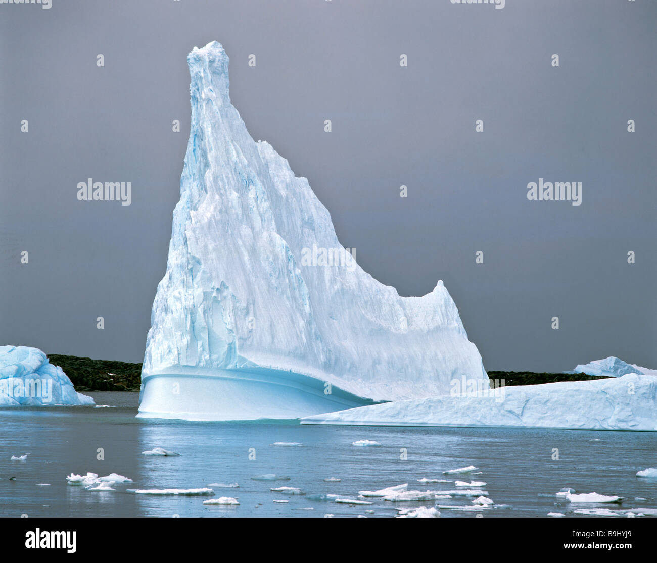 Puntiagudas iceberg flotando en el mar, hielo polar antártico, torre Foto de stock