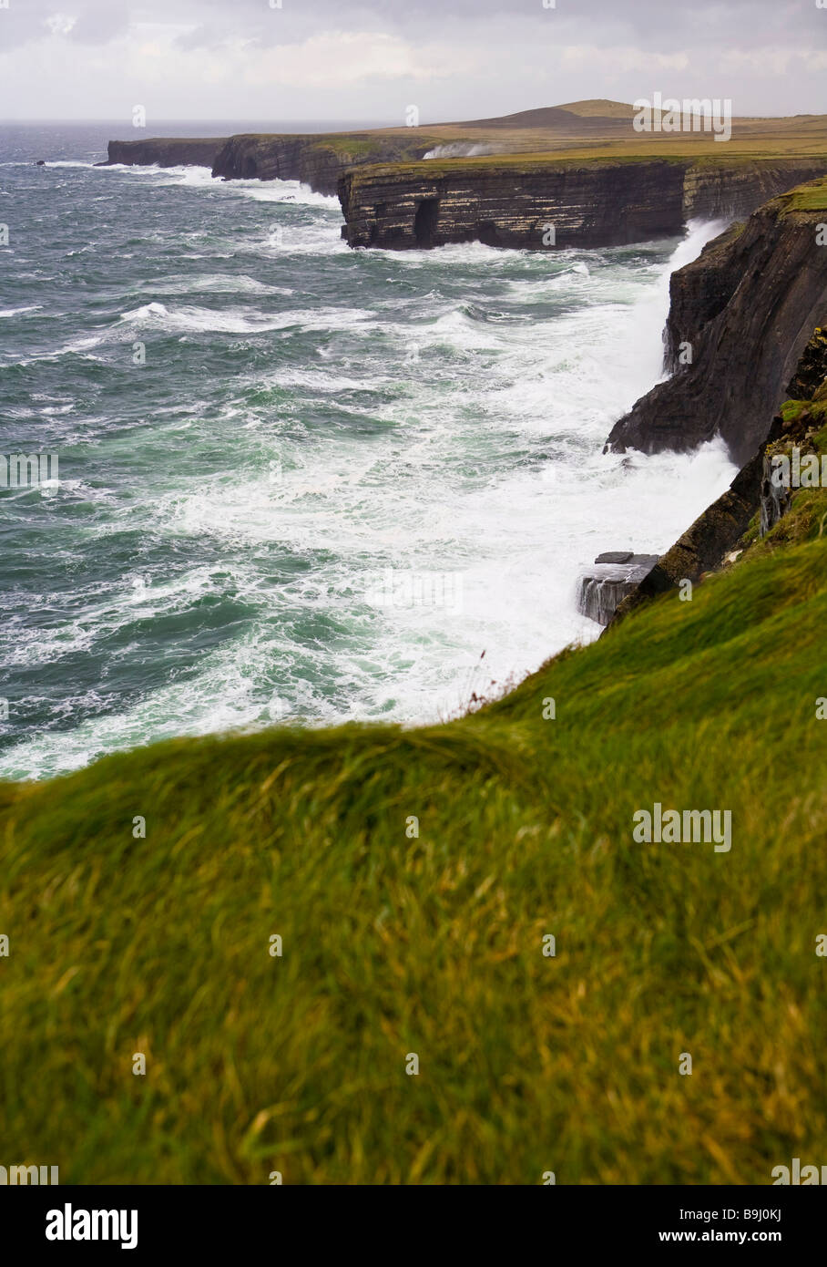 Olas rompiendo en los acantilados de Loop Head, Irlanda, Europa Foto de stock