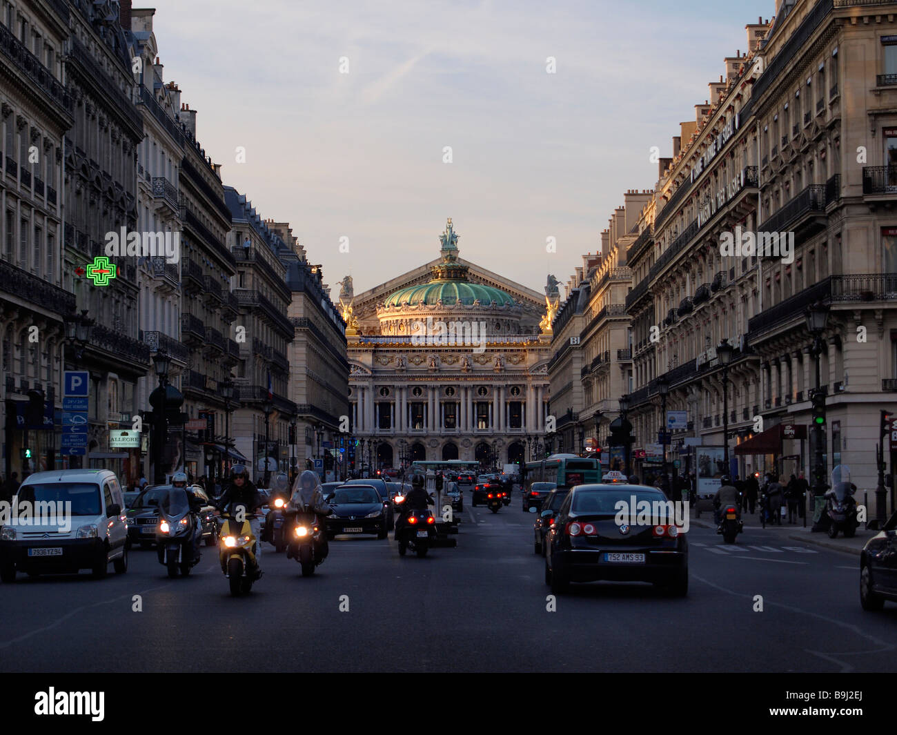 Vista de la Avenue de l'Opera y la antigua Ópera, de la Ópera Garnier, París, Francia, Europa Foto de stock