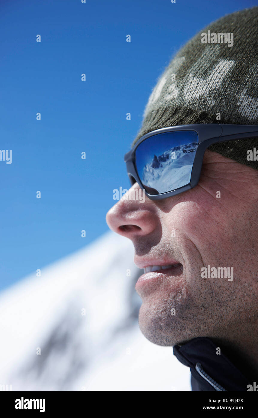 Hombre con gafas sol en la montaña Fotografía de stock - Alamy