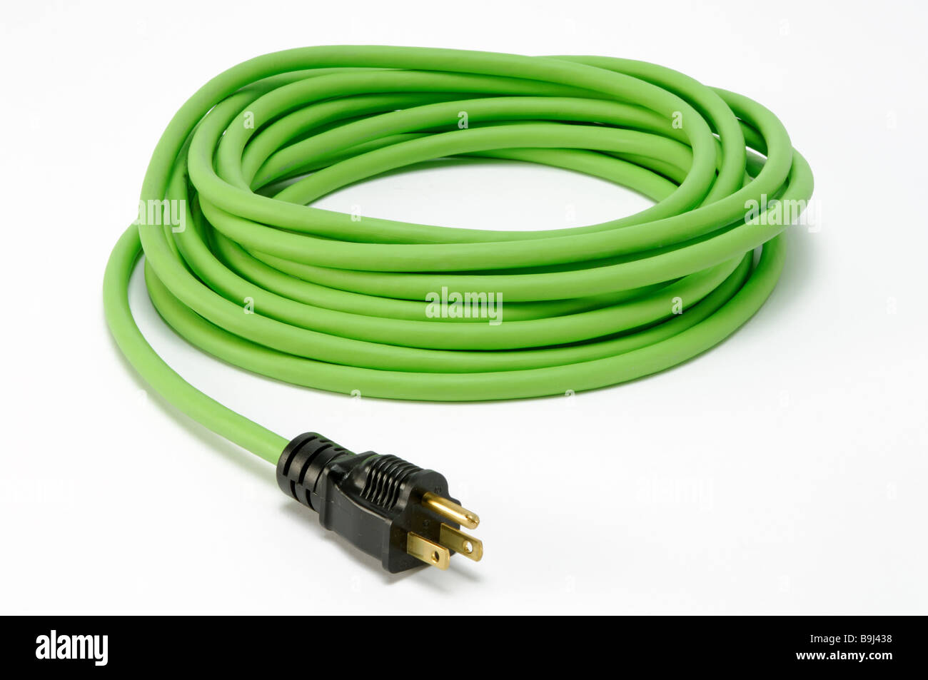 Una espiral verde extensión eléctrica con un enchufe del cable de alimentación Foto de stock