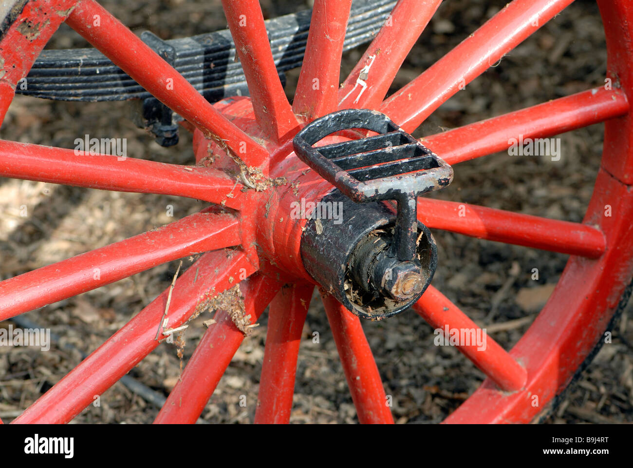 Rueda de carreta de madera pintada de rojo con un paso de hierro Fotografía  de stock - Alamy