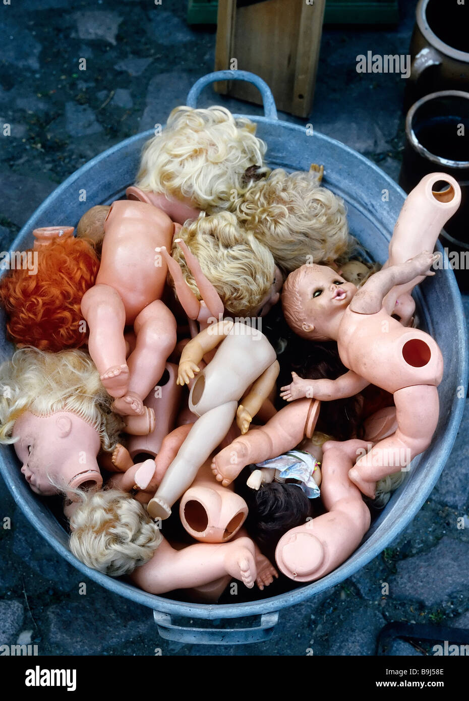 Muñecas rotas en una bañera de zinc, un mercadillo en el río Elba, Dresde, Sajonia, Alemania, Europa Foto de stock