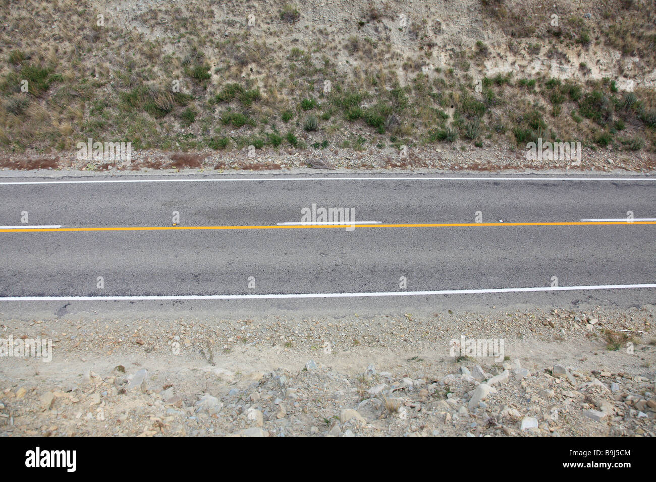 La superficie de la carretera de asfalto de carretera rural de Nueva Zelanda,North Otago, Isla del Sur, Nueva Zelanda Foto de stock