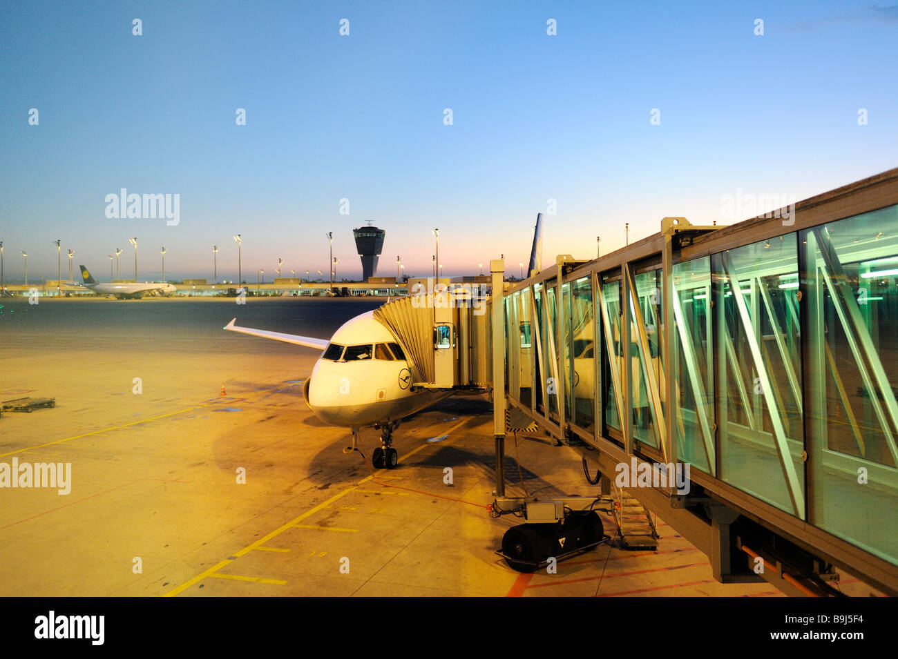 Embarque temprano en la mañana al amanecer, el aeropuerto de Munich, Baviera, Alemania Foto de stock