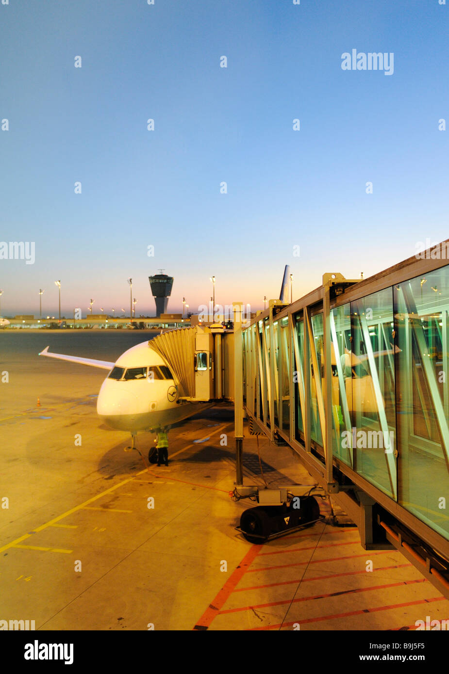 Embarque temprano en la mañana al amanecer, el aeropuerto de Munich, Baviera, Alemania Foto de stock