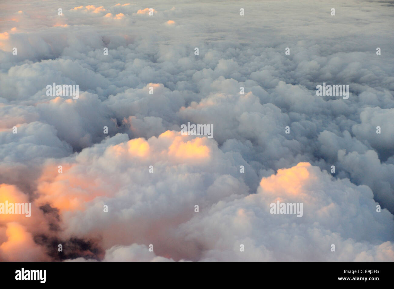 Visto desde arriba de las nubes al amanecer. Foto de stock