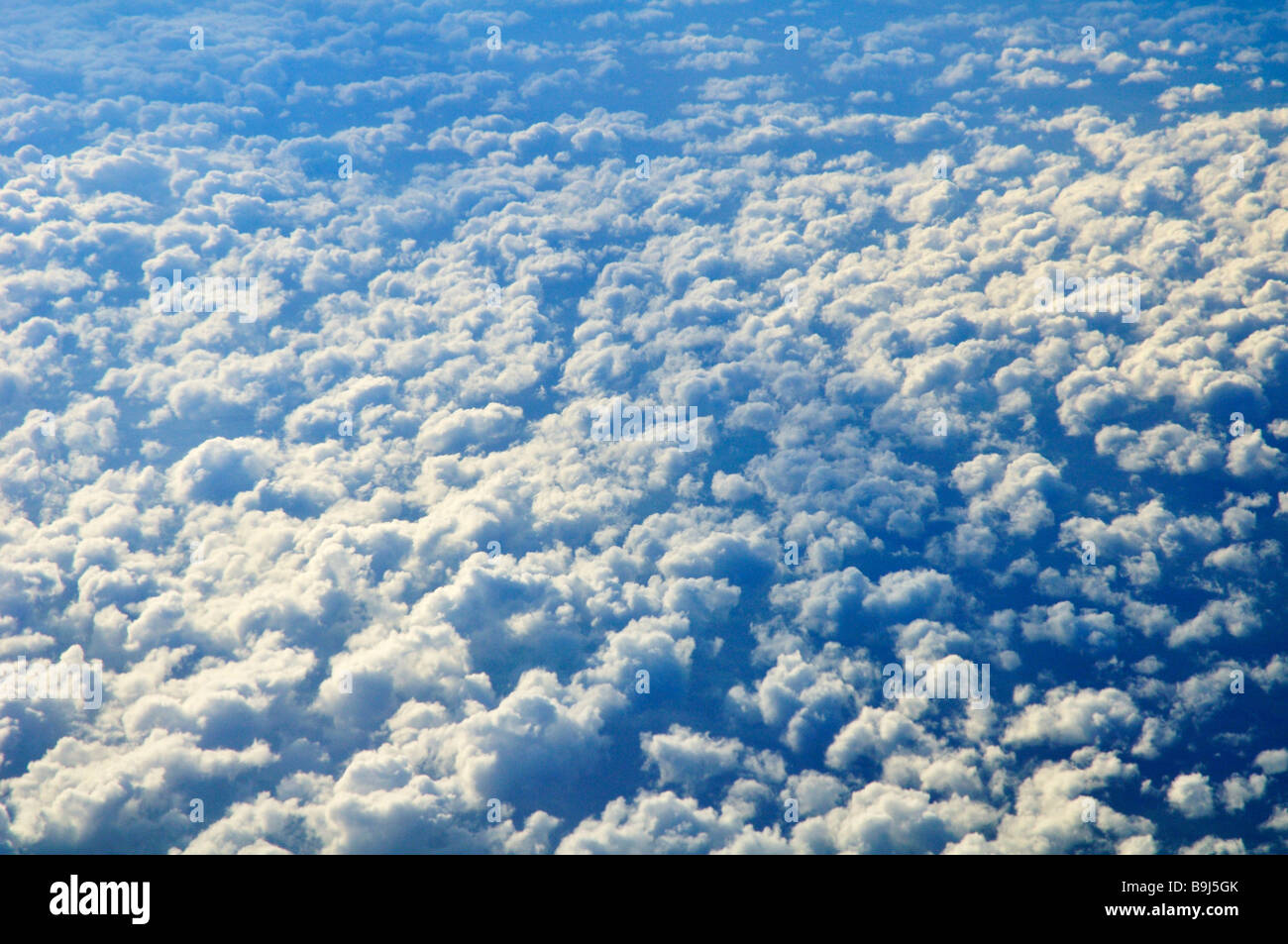 Visto desde arriba de las nubes Foto de stock