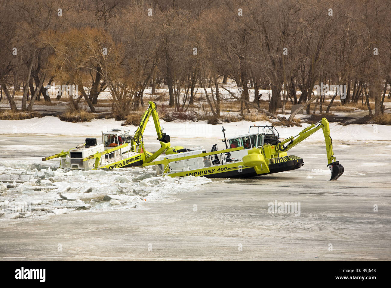 Rompehielos Amphibex rompiendo la máquina de hielo en el Río Rojo, cerca de Selkirk, Manitoba, Canadá. Foto de stock