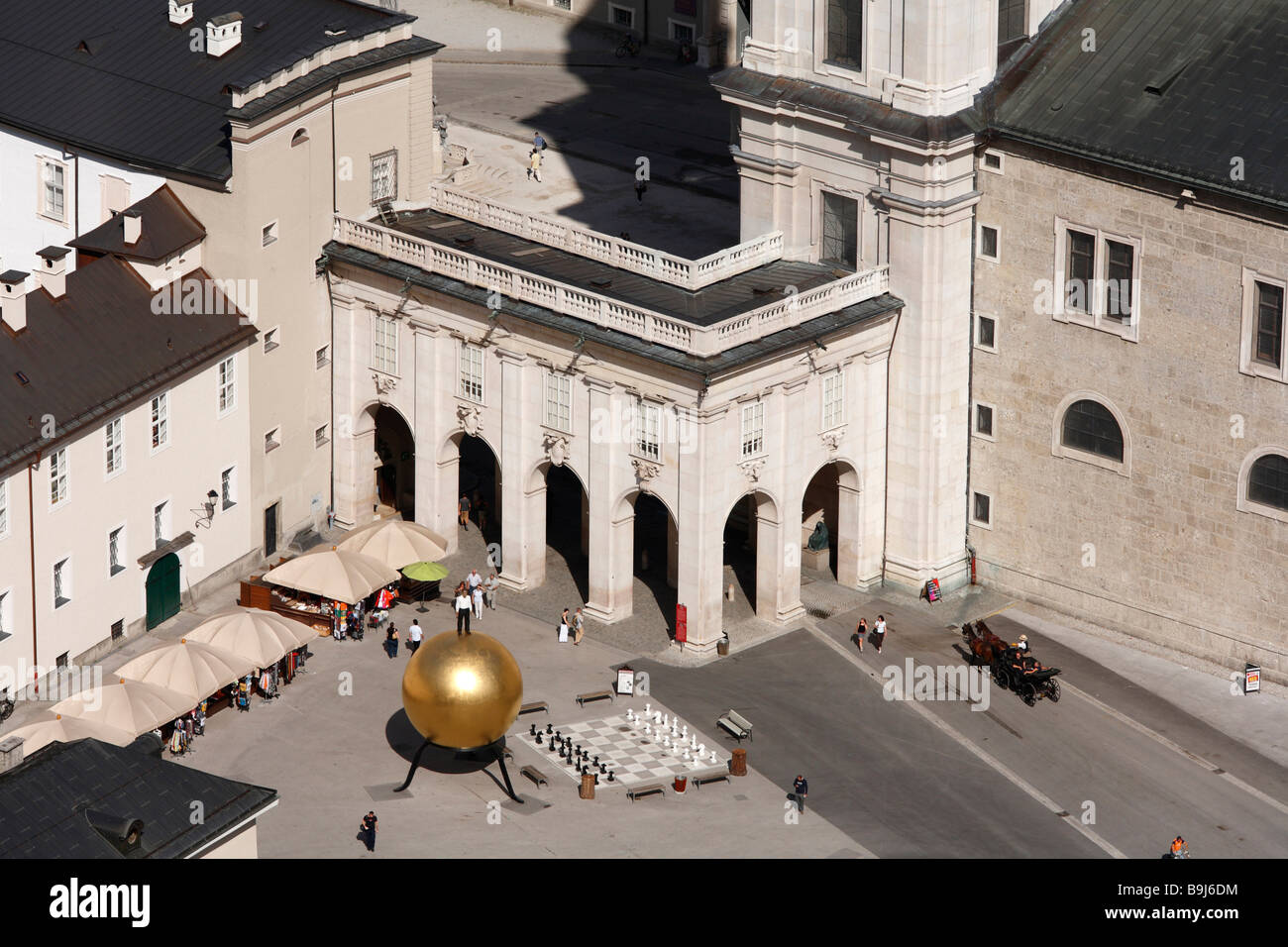 Kapitelplatz con el objeto de arte "phaera' de Stephan Balkenhol, Salzburgo, Austria, Europa Foto de stock