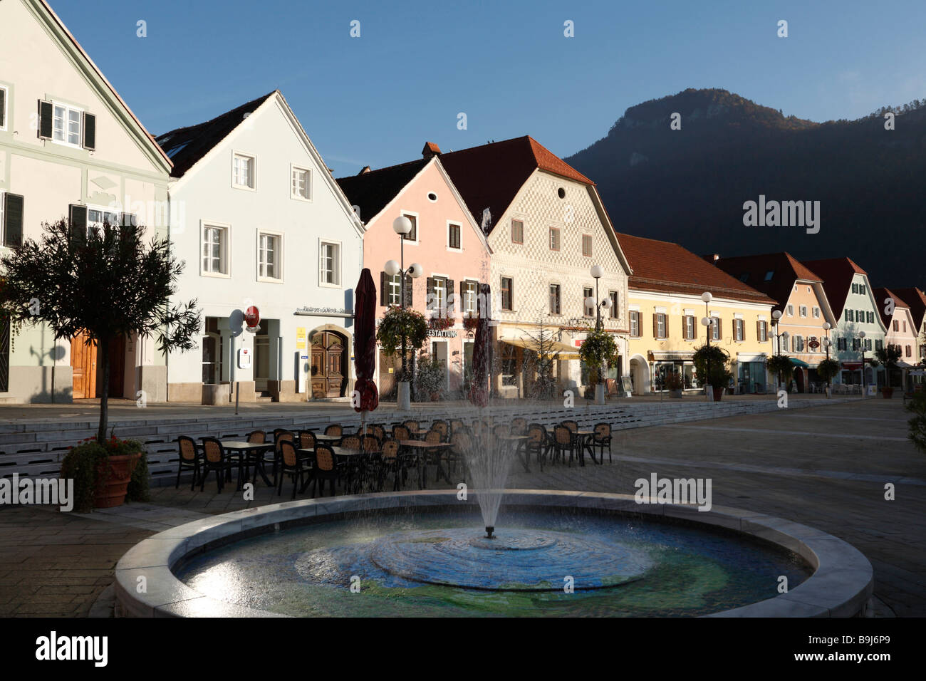 Plaza Principal de Frohnleiten, río Mur, Estiria, Austria, Europa Foto de stock