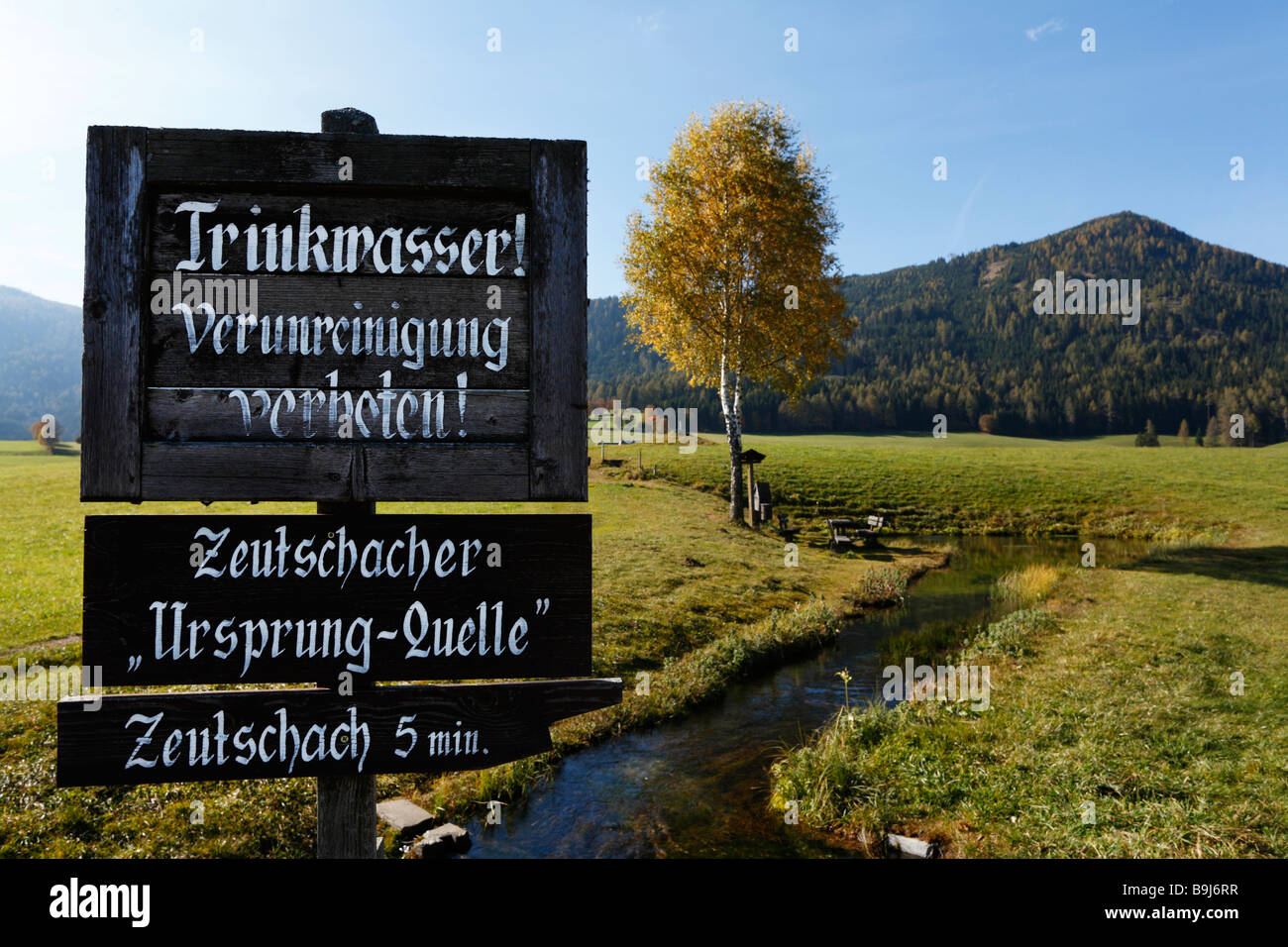 Zeutschacher Ursprungquelle, fuente de agua, el cartel "Trinkwasser! Verunreinigung verboten!', 'Drinking agua! Contaminación proh Foto de stock