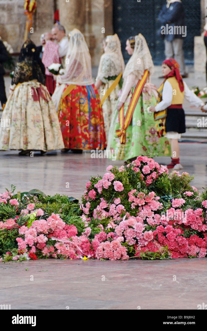 La ofrenda de flores a la Virgen de los Desamparados durante el festival de Las Fallas en Valencia España Foto de stock