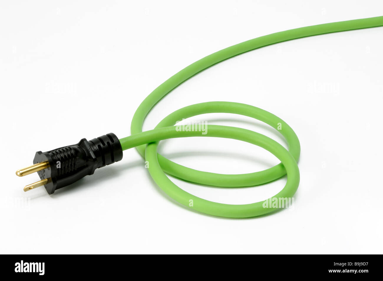 El tapón del extremo de una sección de un verde extensión eléctrica con un enchufe del cable de alimentación Foto de stock