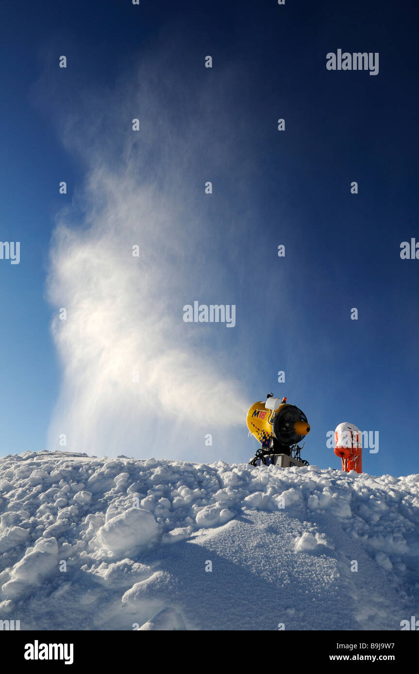 Snowgun producir nieve artificial Foto de stock