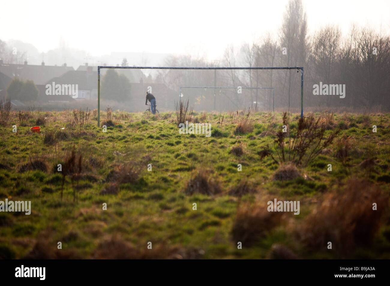 Un campo de fútbol, ahora cubiertas de maleza y abandonado, en las afueras de la ciudad de Coventry, Reino Unido Foto de stock