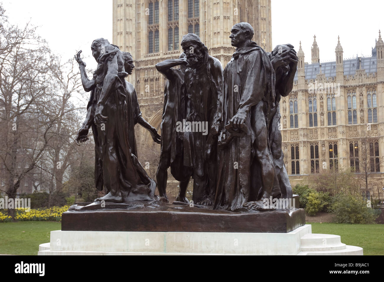 Las HAMBURGUESAS DE CALAIS POR AGUSTE Rodin en un parque cerca del Parlamento de Londres Foto de stock